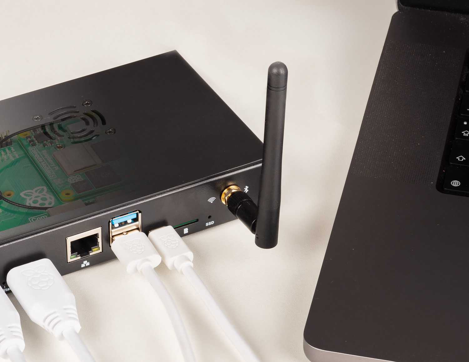 Raspberry Pi Compute Module with third-party antenna